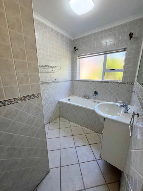 4 Bedroom Property for Sale in Menkenkop Western Cape